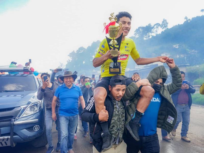 Fiesta en Santa Apolonia con la llegada del campeón de la Vuelta de la Juventud 2022