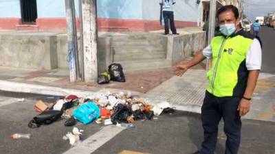 VIDEO. Personas insisten en dejar basura en la vía pública y no entregarla a recolectores