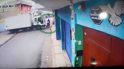 VIDEO. Conductor de camión atropella a señora; queda captado en cámara