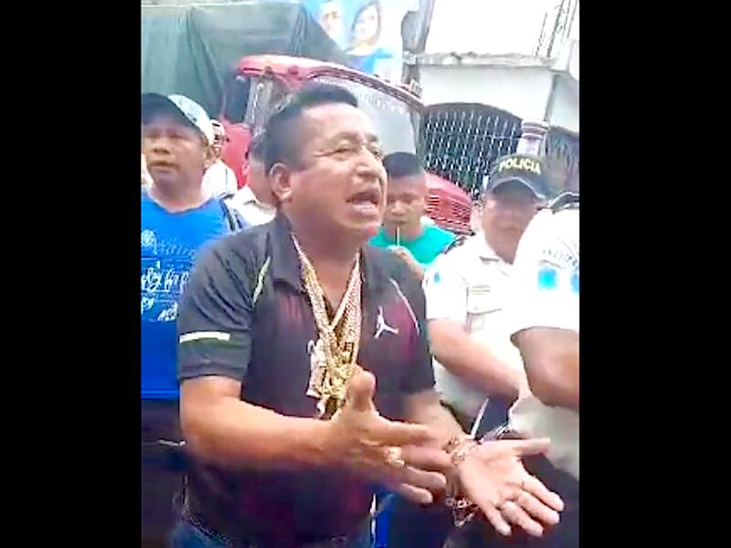 VIDEO. Armado y reluciente en oro, alcalde confronta a manifestantes