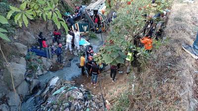 Buscan a familiares de heridos tras accidente de bus en Sumpango