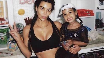 Critican a Kim Kardashian por permitir que su hija le tome atrevida foto