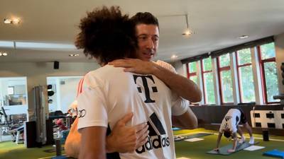 VIDEO. Lewandowski vuelve a Alemania a despedirse del Bayern