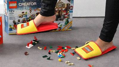 Lego crea unas pantuflas Anti-Lego para terminar con años de tortura