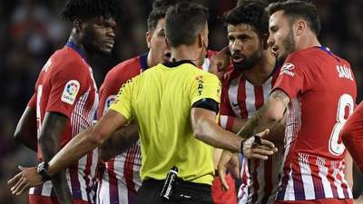 Diego Costa protagoniza la primera polémica del partido Barcelona ante Atlético