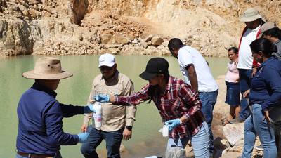 Analizan muestras de agua en laguna que se formó en Jutiapa