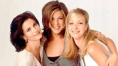 Inesperada reunión de las actrices de Friends en los Emmys desata la locura y colapsan las redes