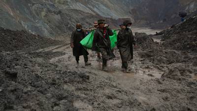 Más de 120 muertos por deslizamiento de tierra en mina de Birmania