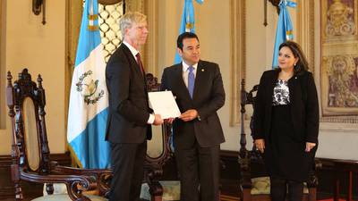 Guatemaltecos en Suecia piden a Morales que se retracte en solicitud contra Kompass