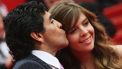 Hijas de Maradona en audiencia por cargos de hostigamiento digital