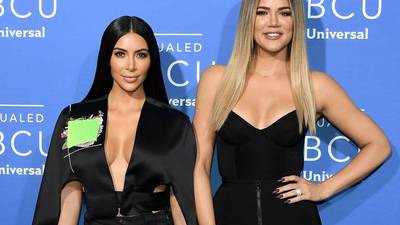 Kim y Khloé Kardashian criticadas por exceso de Photoshop al usar bikini