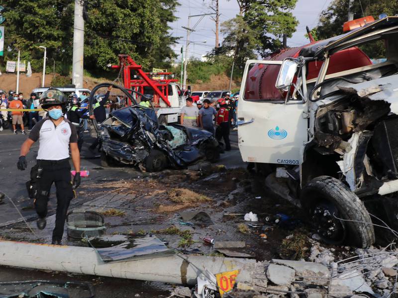 Camión cisterna cae sobre vehículos en zona 4 de Mixco