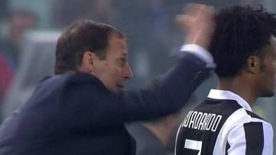 VIDEO. Técnico de la Juventus da un coscorrón a Cuadrado y este se venga