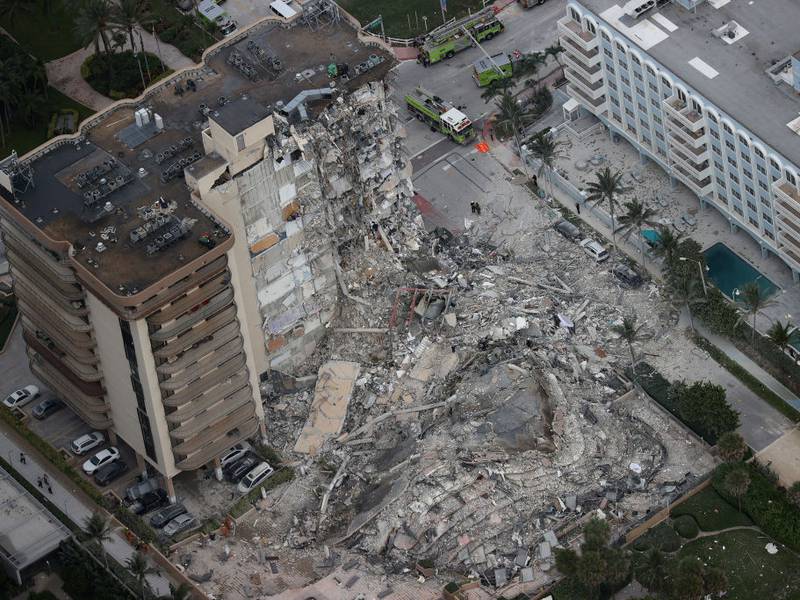 VIDEO. Captan momento del derrumbe de edificio en Miami; hay 90 desaparecidos