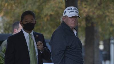Trump juega al golf el día después del anuncio de su derrota