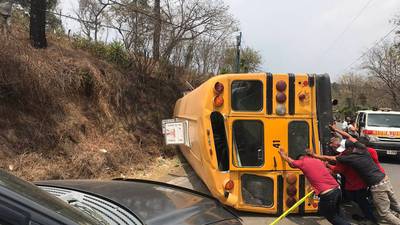 Bus escolar vuelca y deja al menos 25 estudiantes lesionados