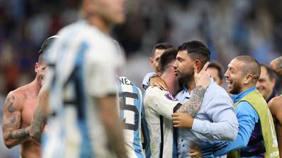 El abrazo entre Messi y el "Kun" Agüero que puso nostálgica a la hinchada argentina