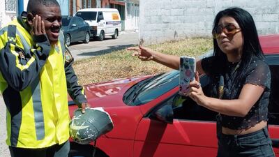 VIDEO: Esme La Chapina y El Pitters se mofan de las multas de tránsito