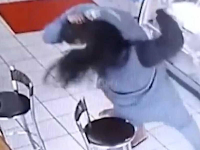 VIDEO. Mujer ataca a acosador que intentó ponerle la mano en el muslo
