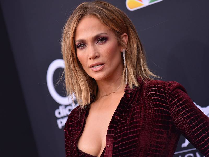 ¿Faja de rellenos? Jennifer Lopez sufre incidente con su vestuario y revela secreto