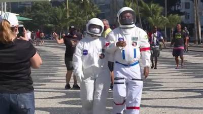 Con trajes de astronautas, pareja se protege del coronavirus
