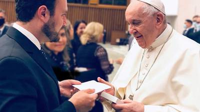 Canciller entrega carta de invitación a papa Francisco para que visite Guatemala
