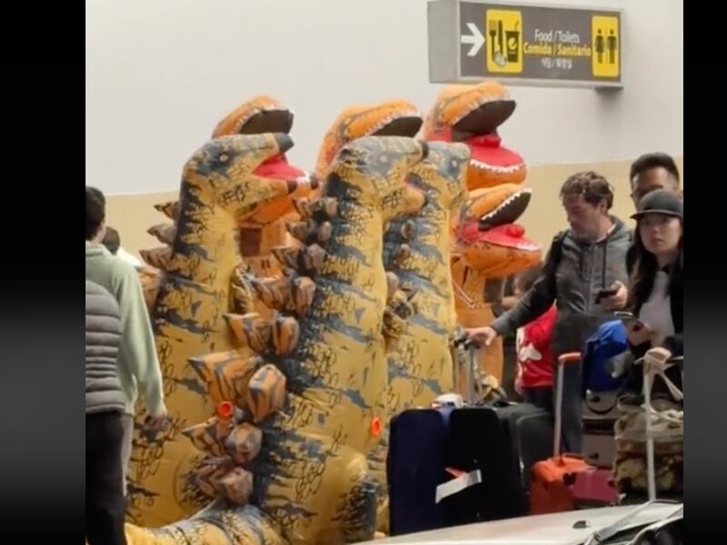 Dinosaurios llegan a recibir a familia al Aeropuerto La Aurora