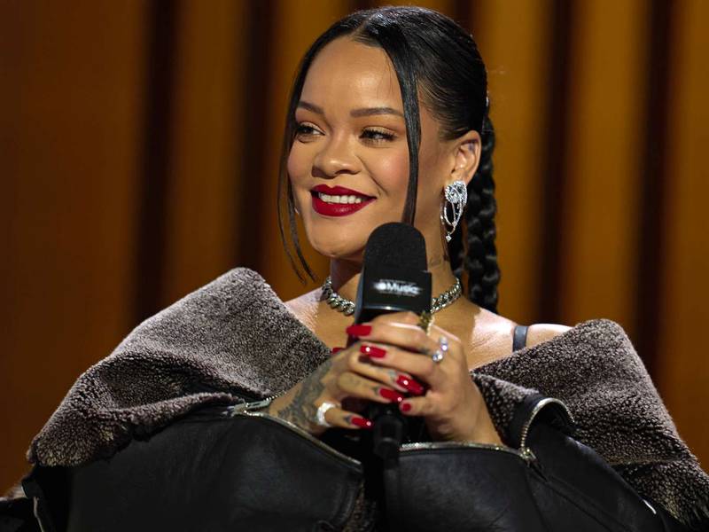 Rihanna celebra la maternidad al posar sin ropa