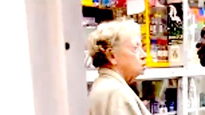 VIDEO. Captan agresión a adulta mayor en una farmacia