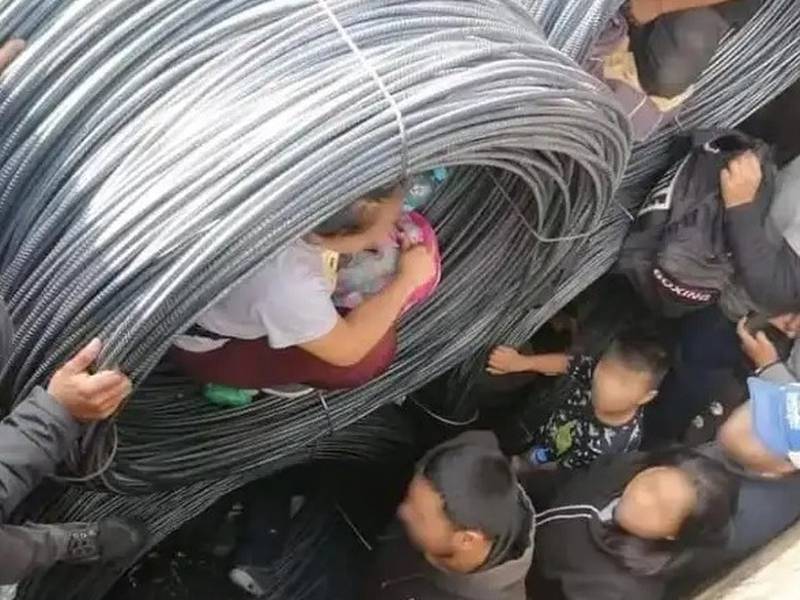 Migrantes guatemaltecos estaban escondidos en rollos de alambre dentro de las góndolas de un tren