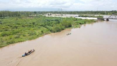 Con drones buscan a familia que habría caído a río Motagua dentro de vehículo