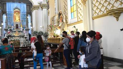 Fieles acuden a venerar a la Virgen de Guadalupe bajo medidas