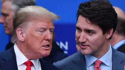Trump califica de “dos caras” a Trudeau tras video que lo muestra riéndose de él