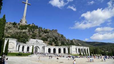 El Parlamento español aprueba decreto para exhumar a Franco de su mausoleo