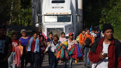Migrantes hondureños rompen cerco policial para cruzar a Guatemala