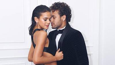 FOTO. La sugestiva forma en que la novia de Neymar lo anima previo a su operación
