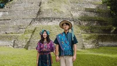 Pareja de asiáticos viajan a Petén para sellar su amor en una ceremonia Maya