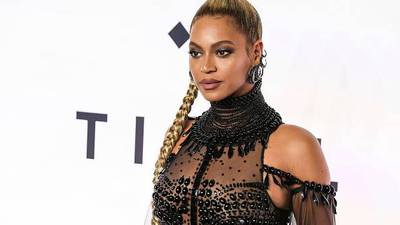 En transparente vestido y sin ropa interior, Beyoncé muestra sus atributos