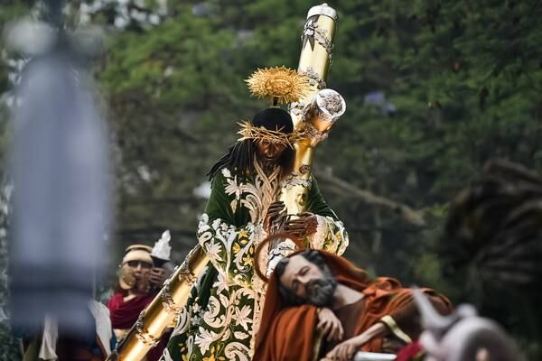 Jueves Santo: El Centro Histórico de Guatemala se viste de morado y blanco por el paso de Jesús de Candelaria