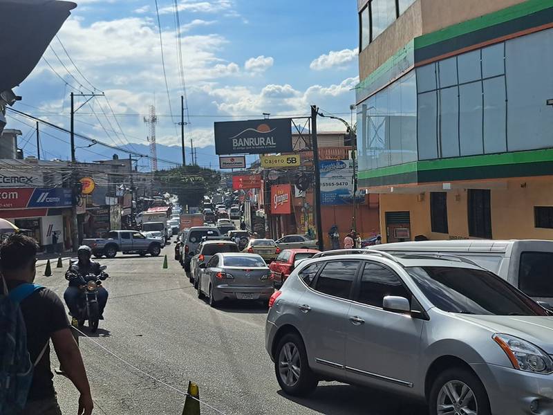 Bloqueo obliga a buscar rutas alternas para salir de San Miguel Petapa