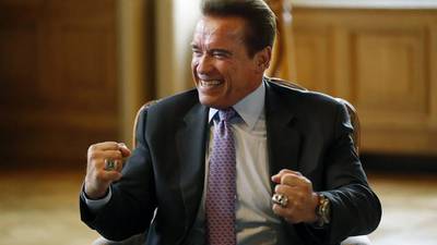 Por primera vez captan a Schwarzenegger abrazando a su hijo de origen guatemalteco