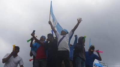 Guatemaltecos llegan a respaldar manifestación frente al Ministerio Público