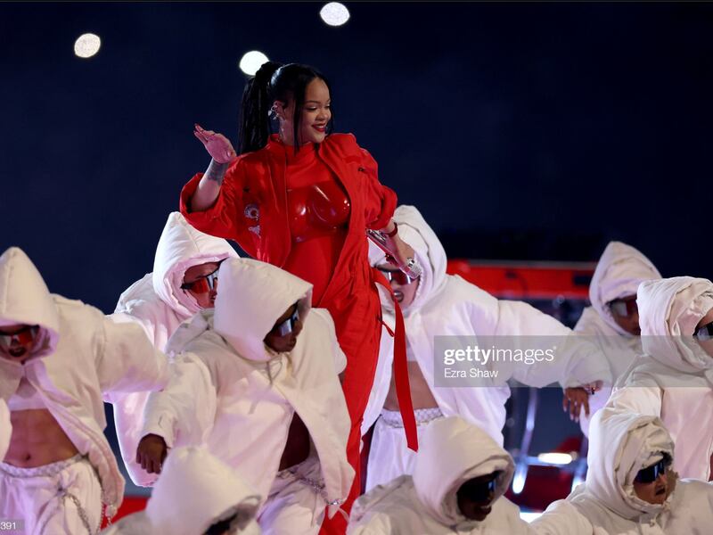 ¡Así se vivió su show! Rihanna se anota un “touchdown” en el medio tiempo del Super Bowl