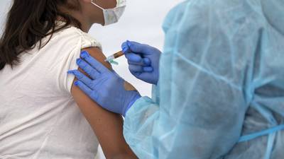 Tras aprobación de vacuna contra el Covid-19, Reino Unido desplegará campaña de vacunación