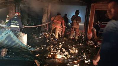Incendio consume dos viviendas y cuatro locales en San Marcos