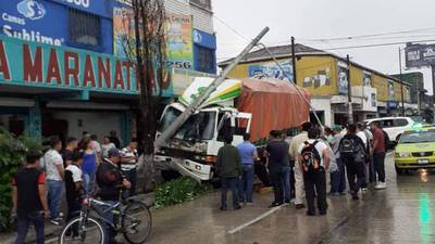 Camión se empotra en la Avenida Bolívar; tripulantes quedan atrapados en la cabina
