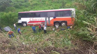 Bus cae a una hondonada en Quetzaltenango