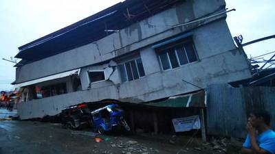 VIDEOS. Fuerte sismo deja un muerto y varios heridos en Filipinas