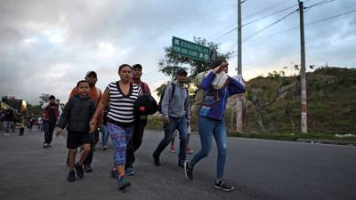 Nueva caravana de migrantes hondureños cruza frontera de Guatemala