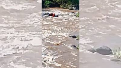Migrantes resultan ilesos tras volcar balsa en río Suchiate